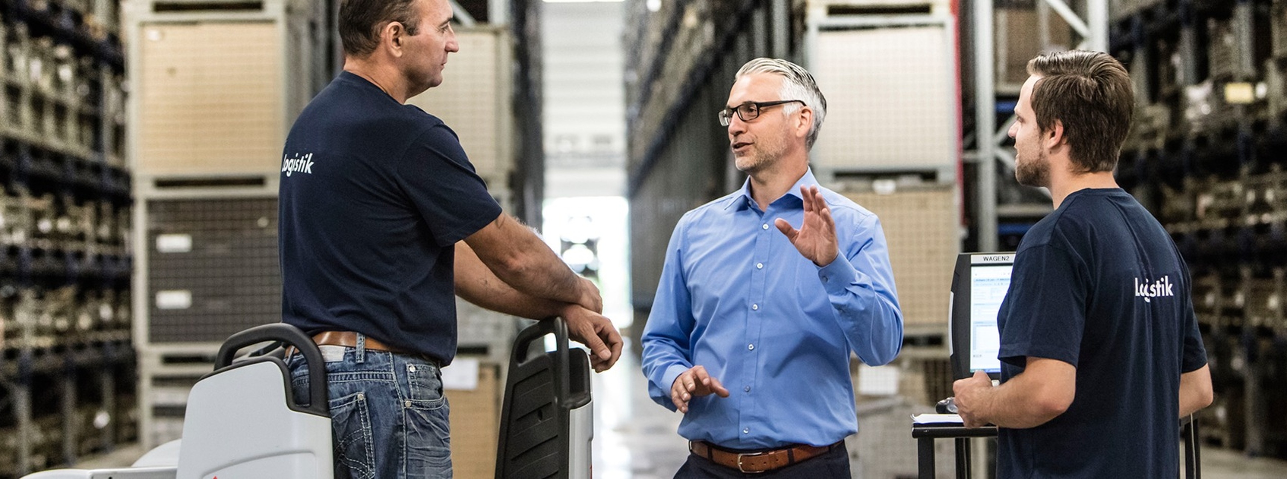 Martin Lösch im Gespräch mit Lagermitarbeitern